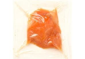 Šaltai rūkyta lašišos filė JUNGA, gabaliukai salotoms, 100 g.