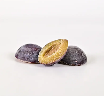 Frozen IQF plums, halves, 2,5 kg