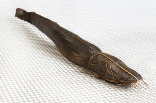 Hot smoked African catfish, head on, kg