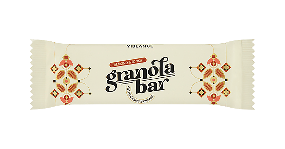 Granola bar with almonds and tonka beans