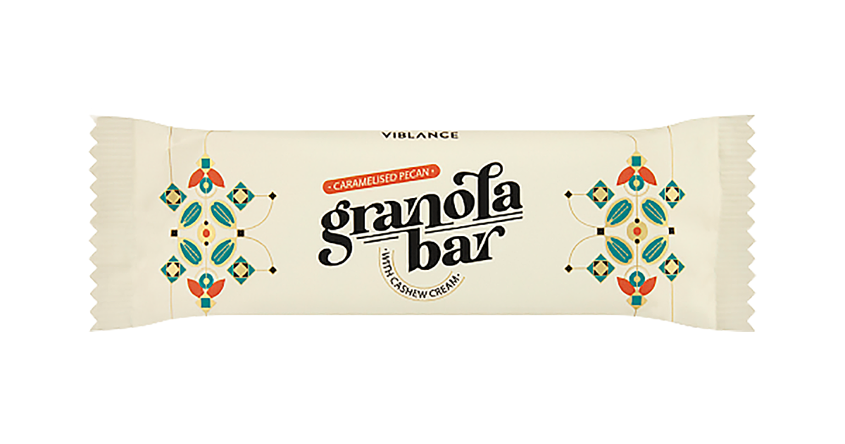 Granola bar with pecan nuts and cashew cream